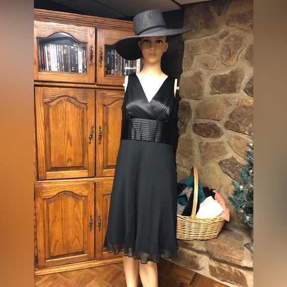 Anne Klein Dresses & Skirts - 🎉🎉HOST PICK🎉🎉 ANNE KLEIN - Black 100% Silk Evening Dress